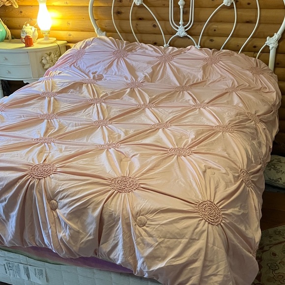 Queen pink puffer quilt bedspread with floral smocking 88 x 74 Full - Picture 1 of 8